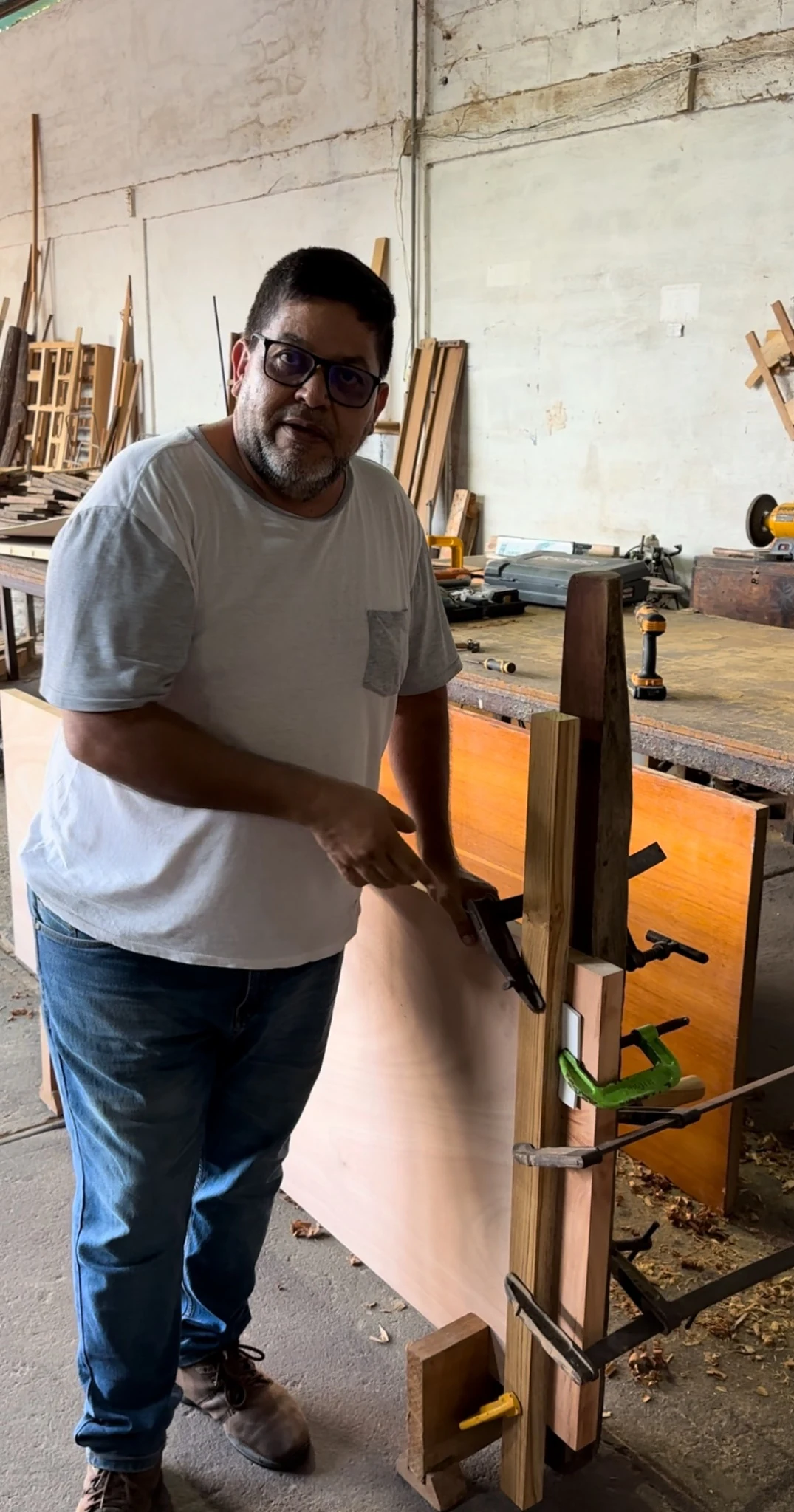 Ali Andara en su taller de carpintería, fotografía auténtica proporcionada por el cliente.